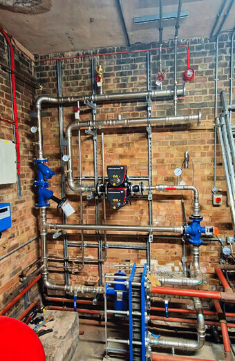 https://plumbersouthernriver.com.au/uploads/2025/06/commercial-plumbing-923198.jpg